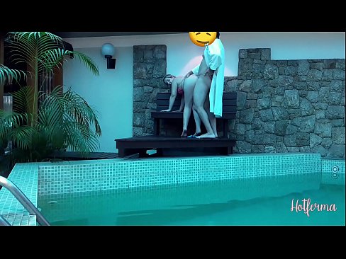 ❤️ Boss invita a cameriera à a piscina, ma ùn pudia resiste à un caldu ❤❌ Super sex à noi